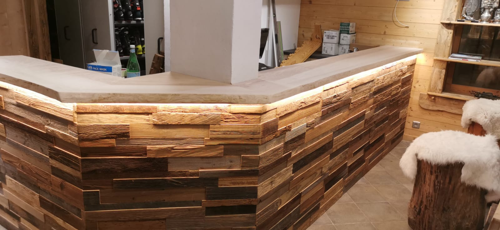 Fabrication et mise en place d'un bar en marbre et en bois avec led intégrées
